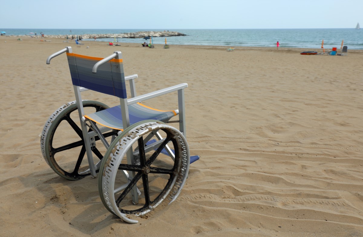 Kursi roda kosong di pantai