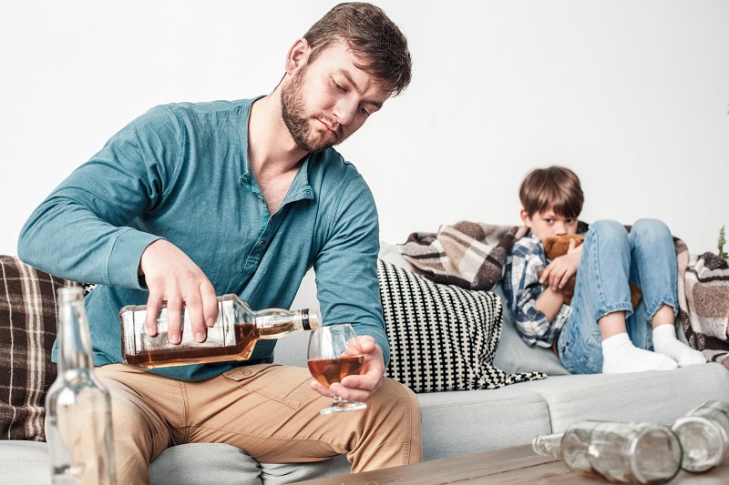 Kecanduan sang ayah terhadap alkohol, terutama anak-anaknya.