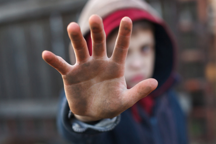 Anak dengan tangan kotor, tangan menunjuk ke depan