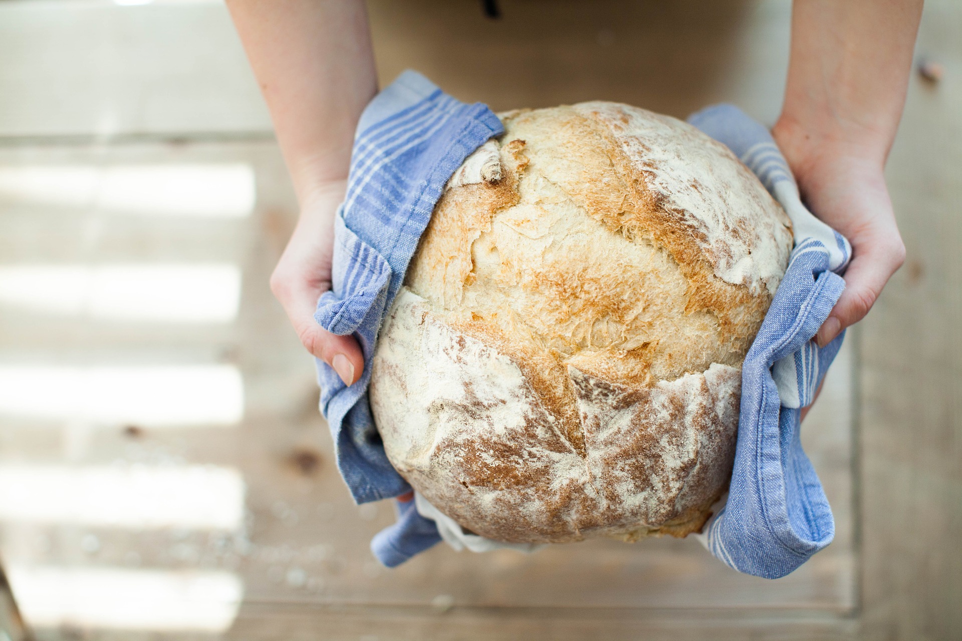 Orang yang memegang roti bebas gluten