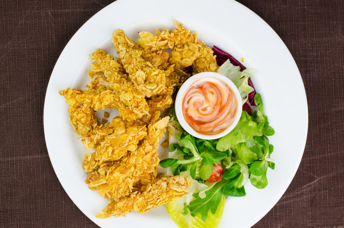 Potongan ayam buatan sendiri dengan salad