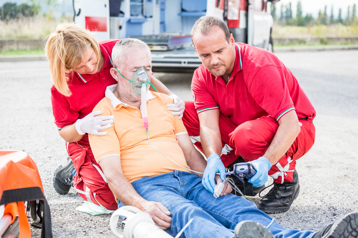 paramedis di samping pasien yang pingsan