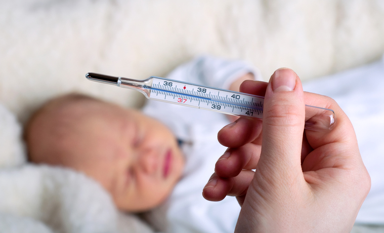 Mengukur suhu tubuh anak kecil