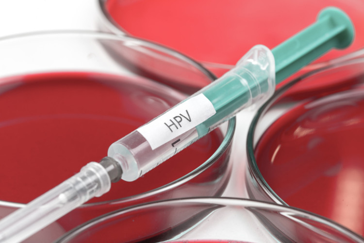 jarum suntik dengan vaksin HPV