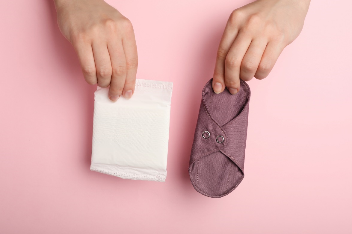 Pembalut menstruasi sekali pakai dan kain