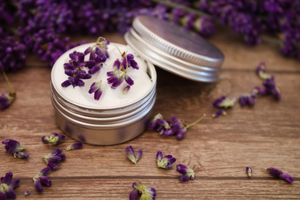 Krim lavender diletakkan di atas meja kayu sebagai profilaksis migrain