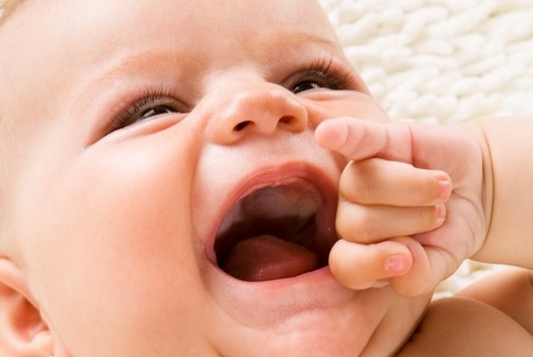 bayi baru lahir dengan mulut terbuka, atau di langit-langit mulut - penyakit jamur