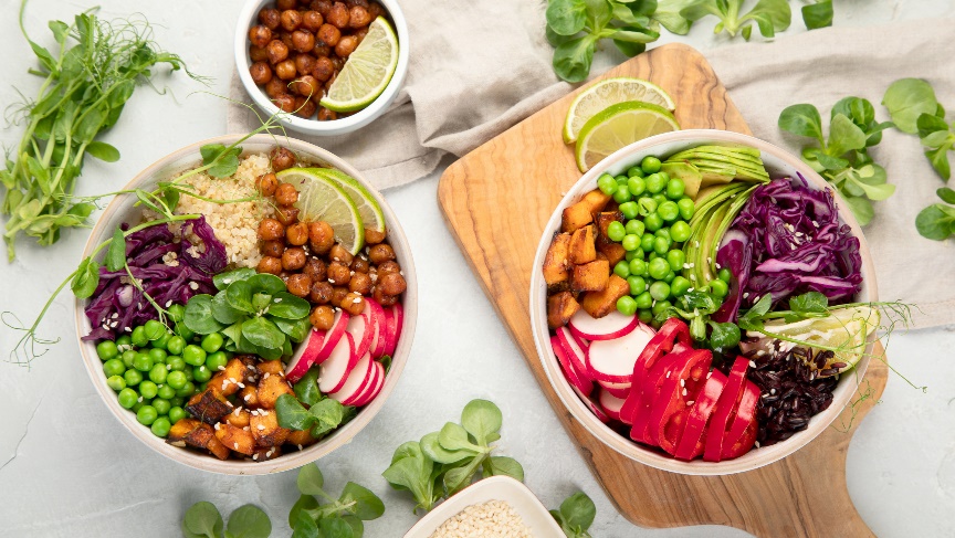 Contoh makan malam: mangkuk poké: protein (ayam/tahu/ayam), quinoa/nasi, kacang edamame, dan sayuran segar.