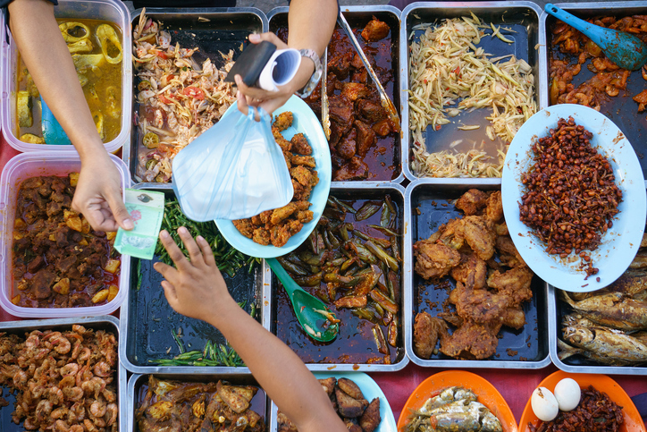 Makanan kaki lima Thailand, daging, telur, sayuran, pasta. Uang, tangan-tangan kotor.