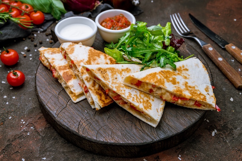 Contoh makan siang: quesadilla yang dipanggang dengan daging/kacang-kacangan dan sayuran. Hidangan pendamping dengan saus tomat dan lalapan