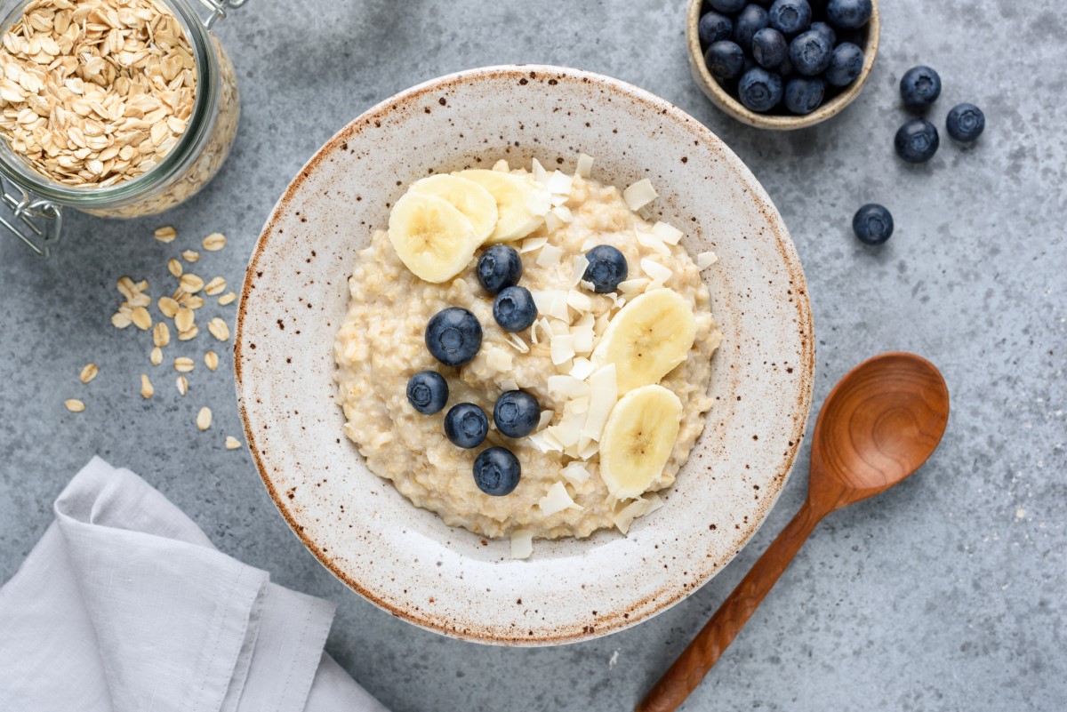 Sarapan manis: bubur protein dengan buah segar dan kelapa