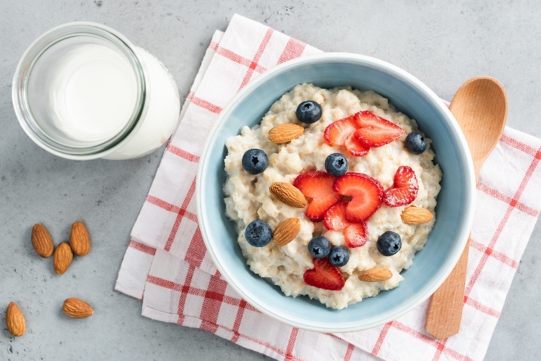 Contoh sarapan manis: puding/bubur berprotein dengan buah segar dan sedikit kacang-kacangan/biji-bijian