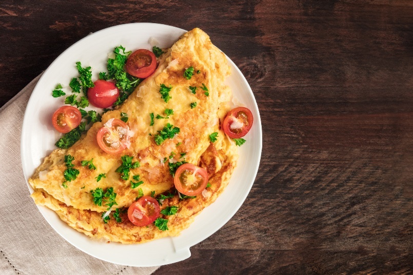 Contoh sarapan yang gurih: telur dadar dengan bumbu dan sayuran segar