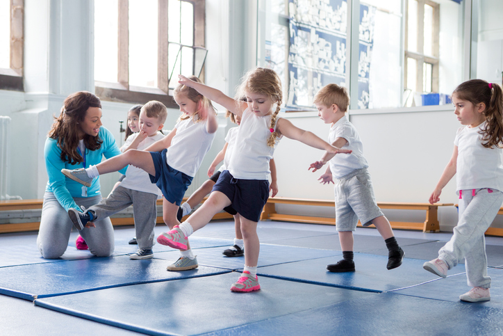 Anak-anak kecil di gym, berlatih bersama guru.