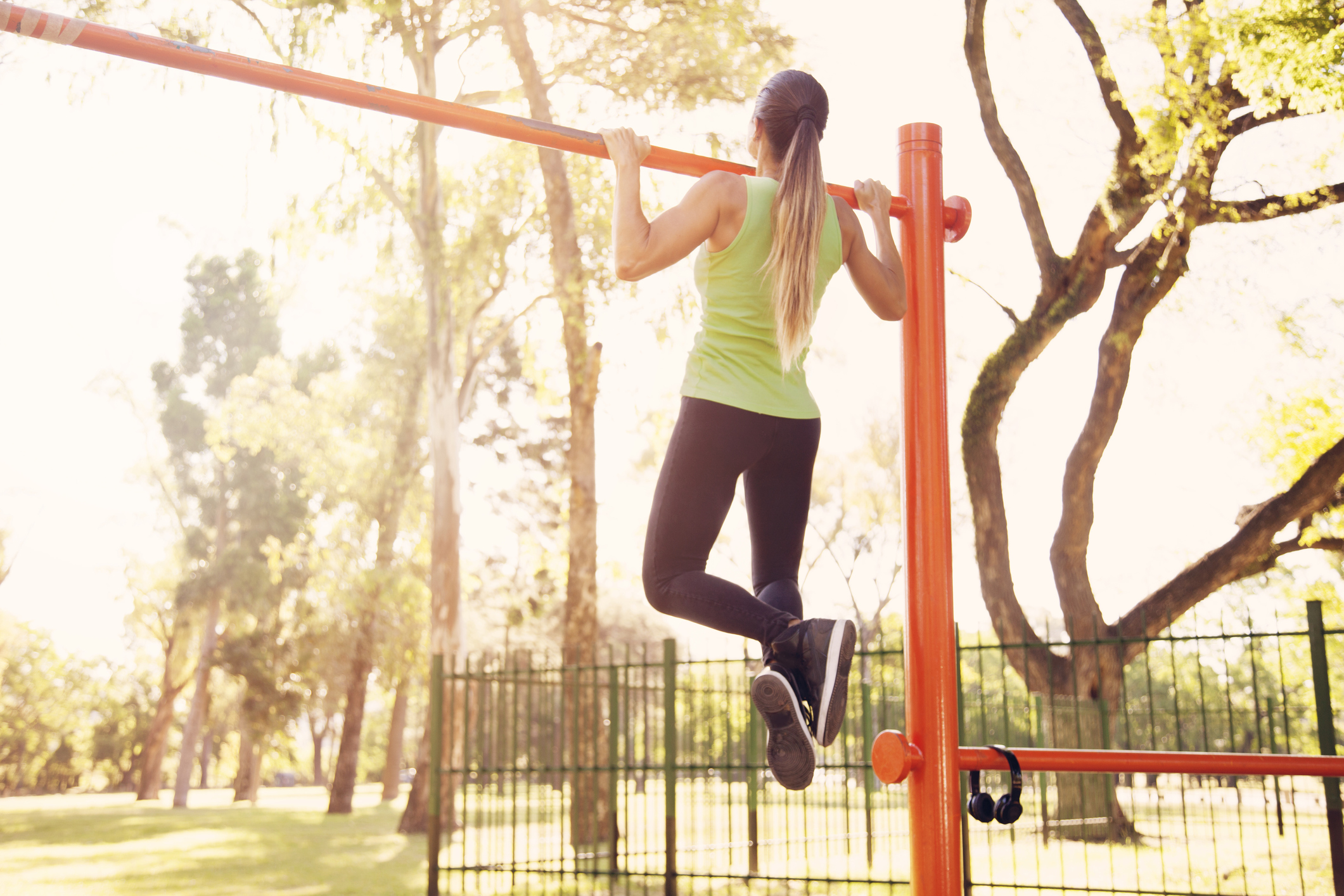 Anda akan mendapatkan latihan yang baik untuk otot punggung dan bahu saat melakukan trapeze. 