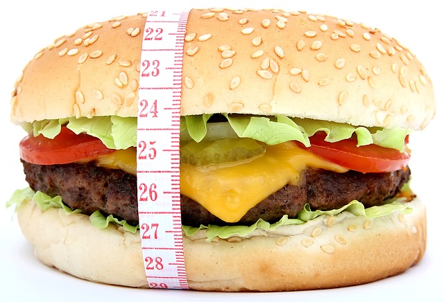 hamburger dengan pita pengukur penjahit yang dililitkan di sekelilingnya