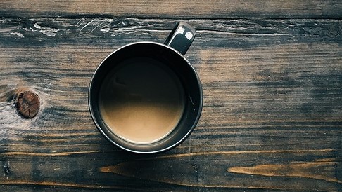 kopi dalam cangkir di atas meja, pemandangan dari atas