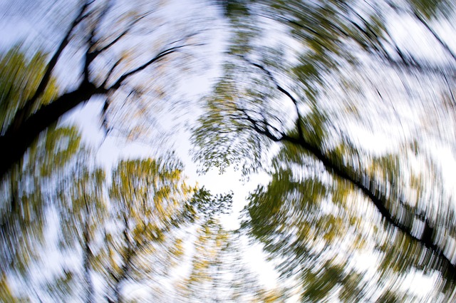 pohon melingkar yang kabur sebagai tanda vertigo