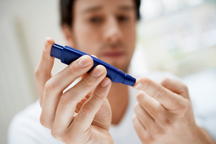 Pria itu menderita diabetes, dia mengukur gula darahnya dengan glukometer