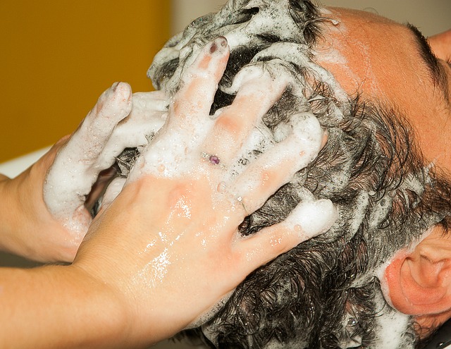 para pria mencuci rambut dan keramas, dengan tangan di rambut mereka