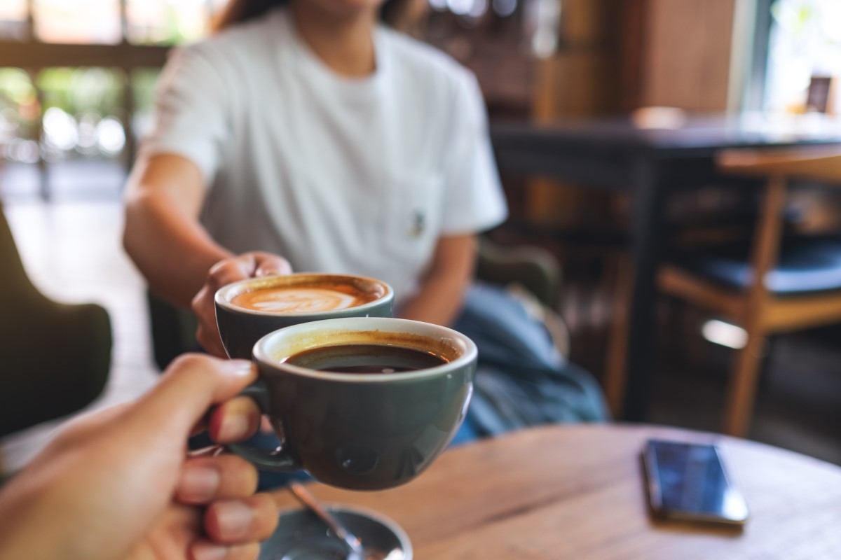 Bersantai dan menikmati kopi bersama orang terkasih