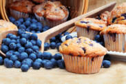 Muffin blueberry yang sehat? Resep mug dengan pisang dan keju cottage